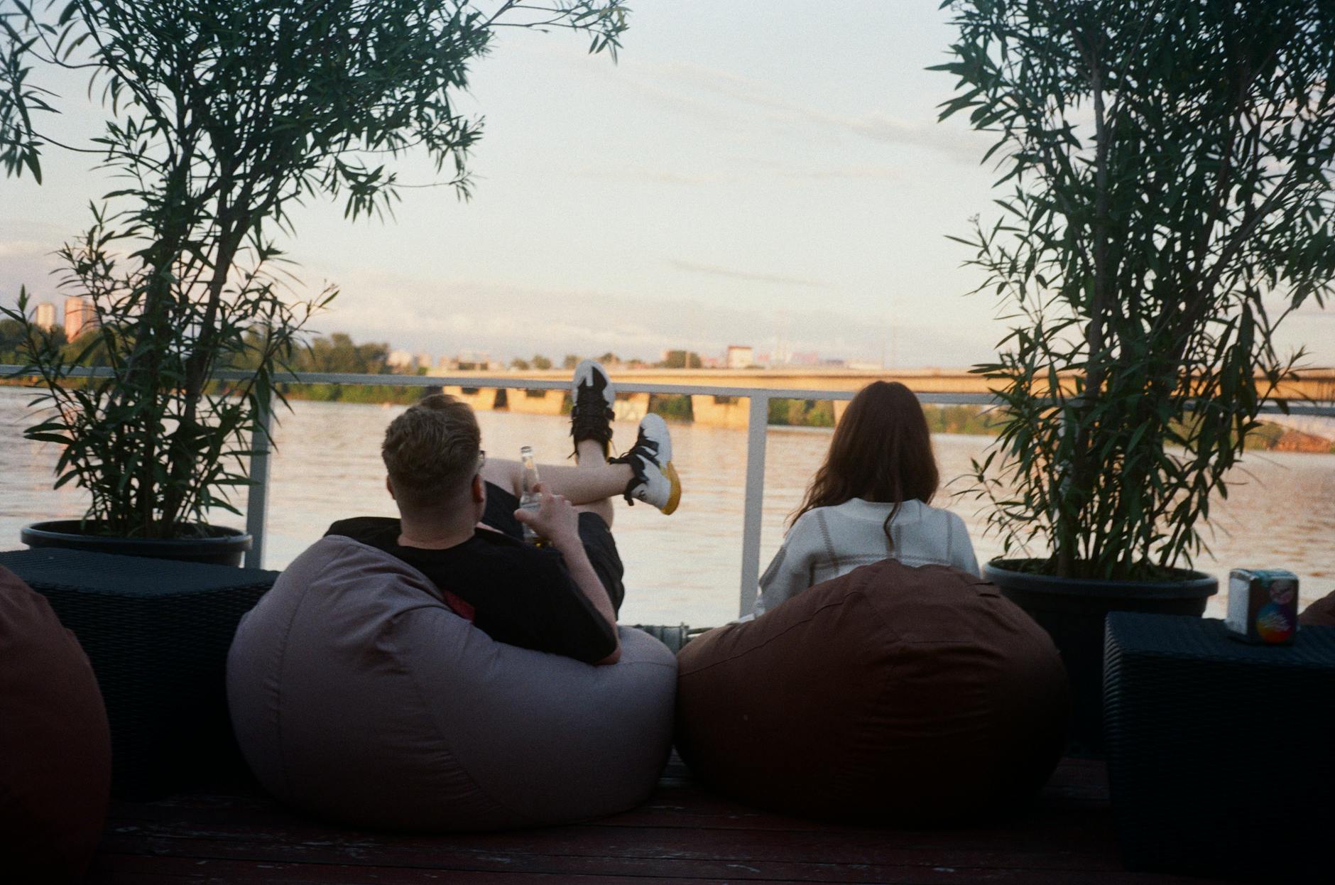 Para nad rzeką w Kijowie ogląda zachód słońca