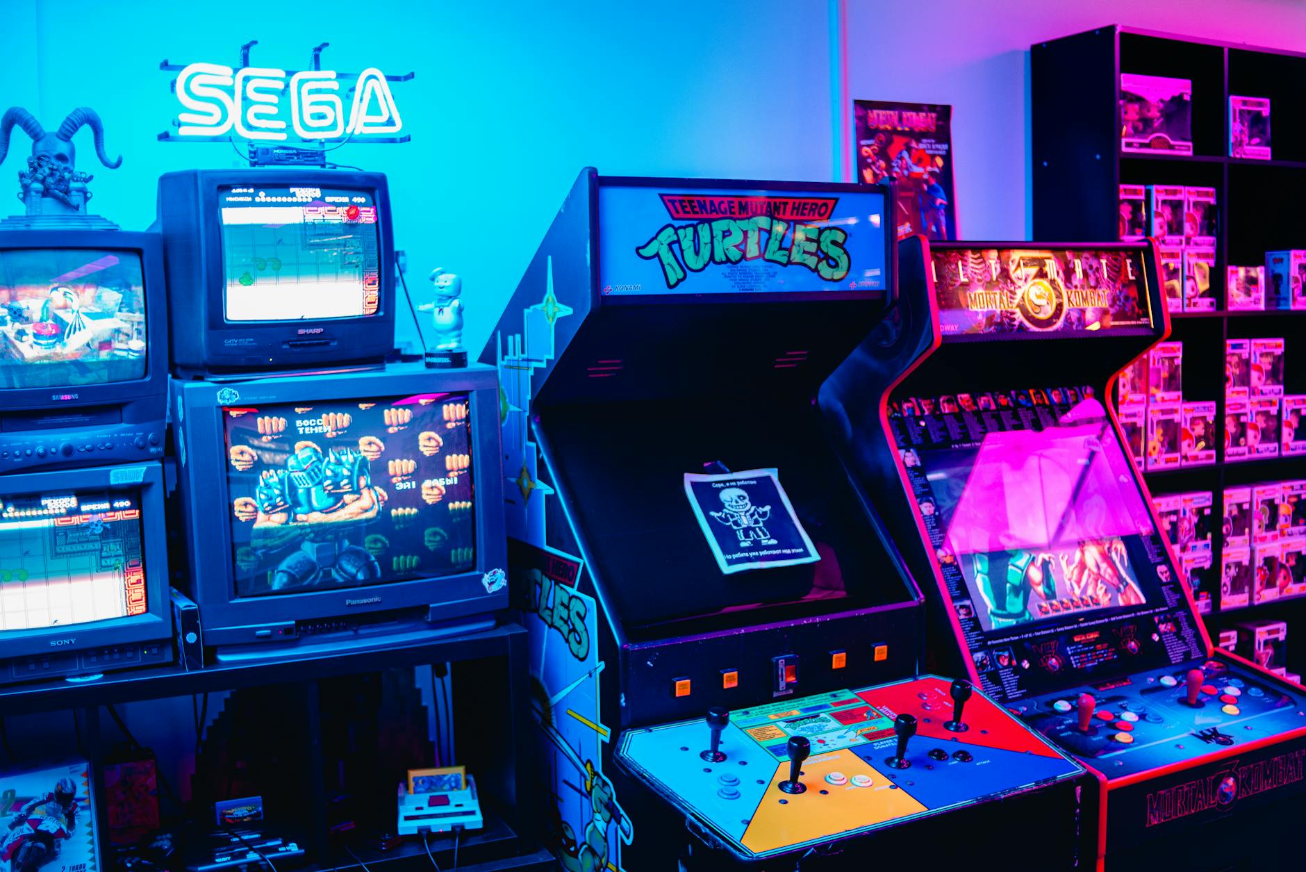Retro salon gier arcade z automatami i kolorowym neonowym oświetleniem
