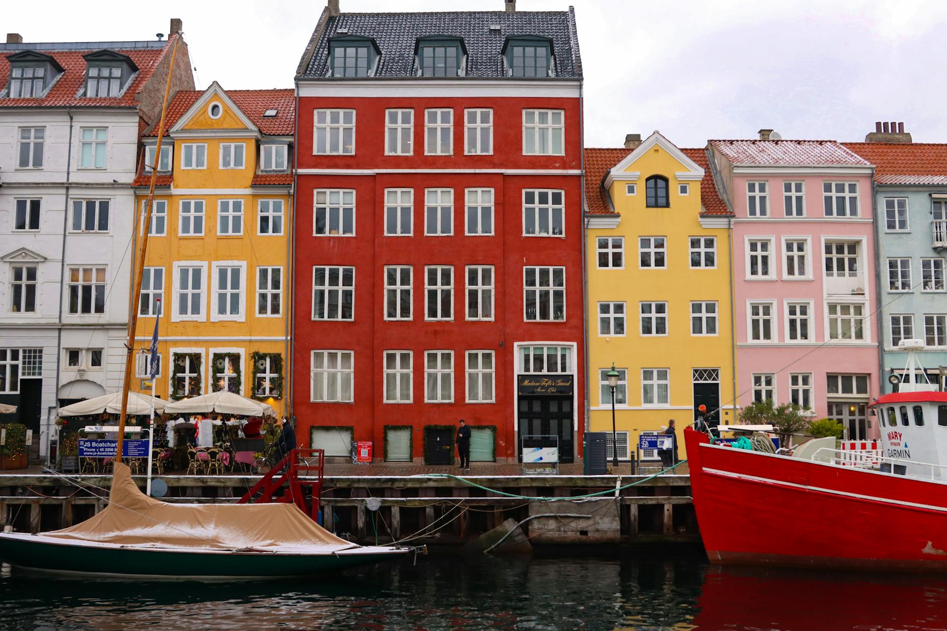 Kolorowe kamienice nad kanałem Nyhavn w Kopenhadze