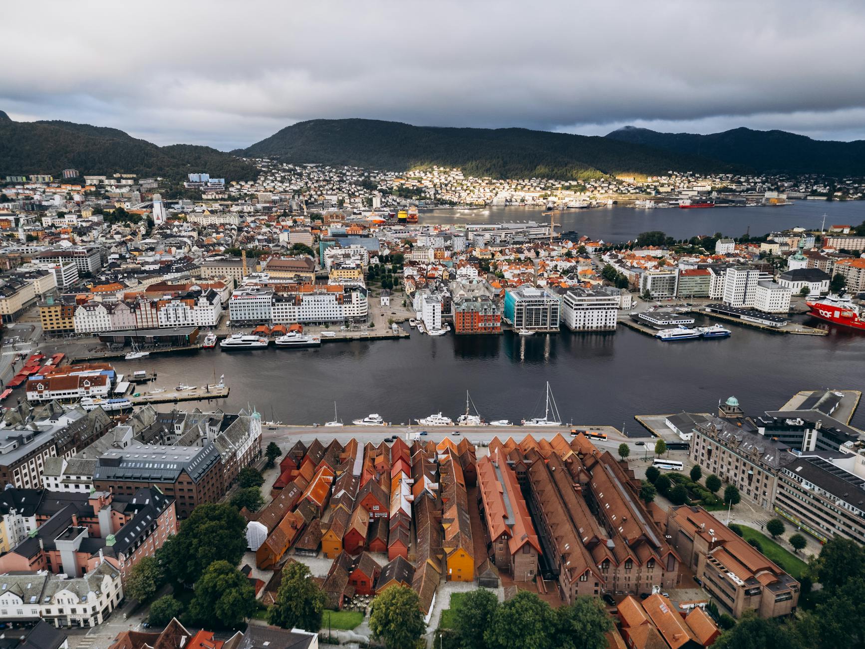 Kolorowe nadmorskie miasto z lotu ptaka, zabudowa i port