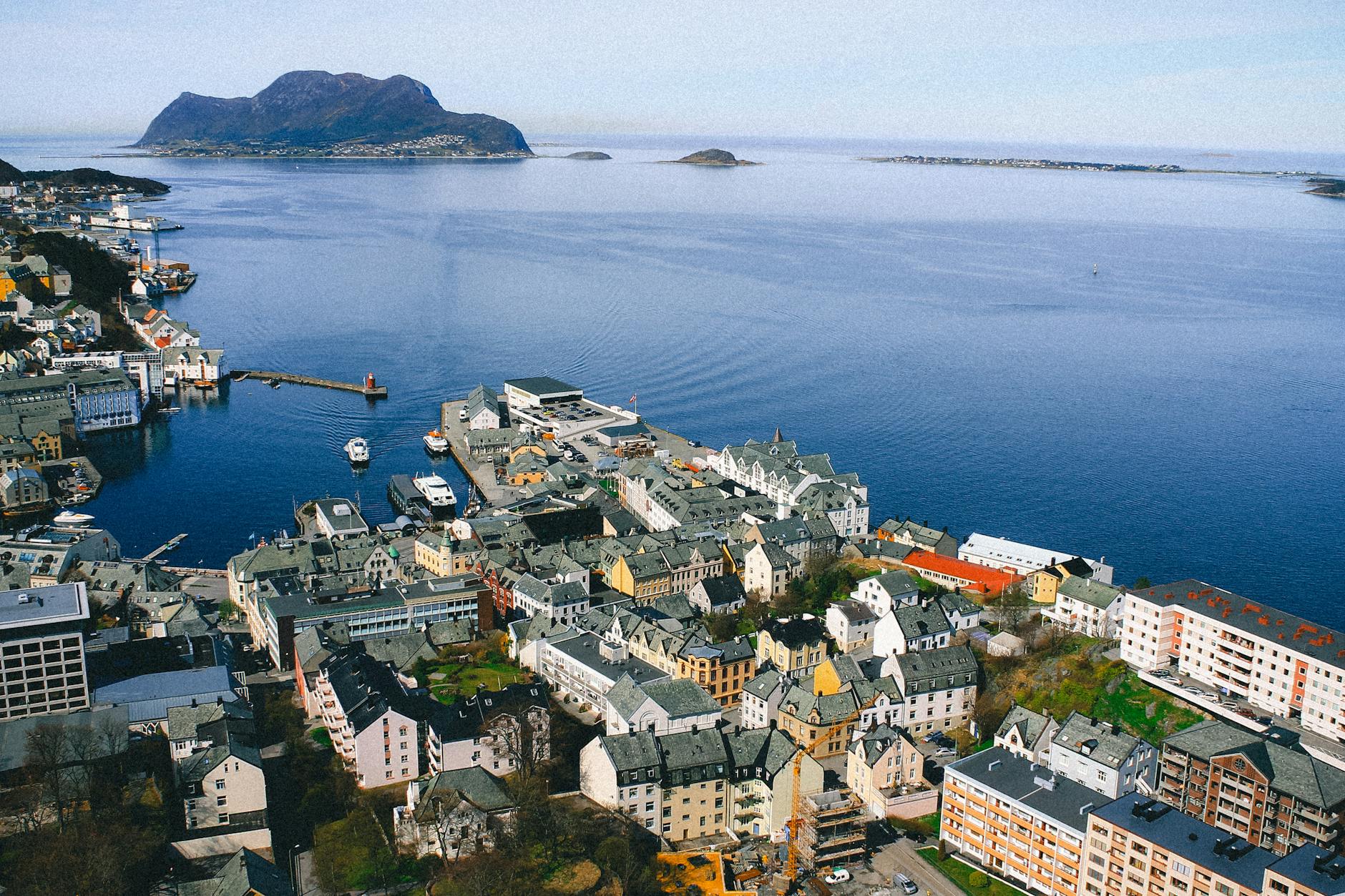 Lotniczy widok nadmorskiego miasta Ålesund z kolorową zabudową
