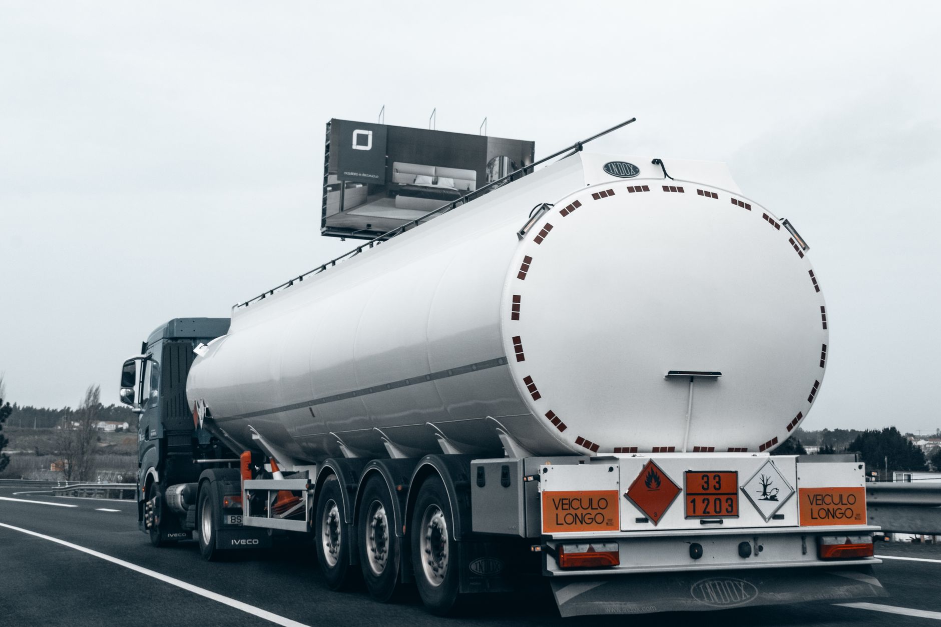 Cysterna z paliwem jadąca autostradą poza miastem
